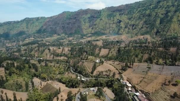 Горный пейзаж с долиной и деревней острова Ява, Индонезия . — стоковое видео