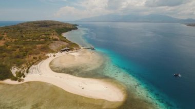Tropikal ada Menjangan 'da hava manzaralı güzel bir plaj. Bali, Endonezya.