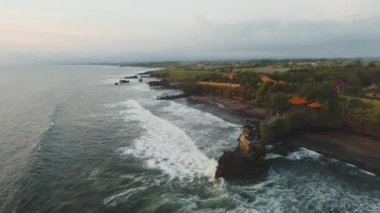 Endonezya 'daki Tanah Lot Bali adasındaki Hindu tapınağı..