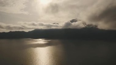 Gün doğumunda göl ve volkan Batur. Bali, Endonezya.