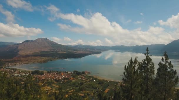 Göl ve Batur volkanı. Bali, Endonezya. — Stok video