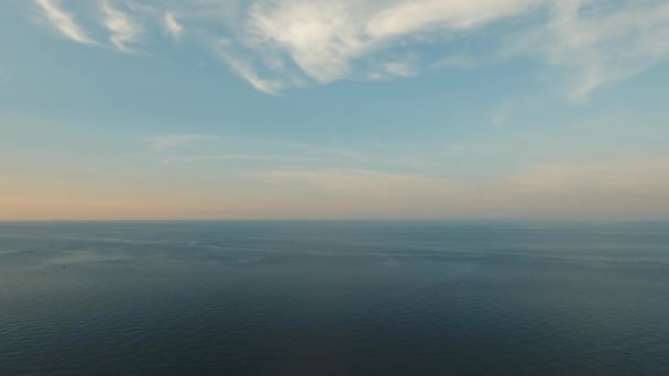 Luftaufnahme der Wasseroberfläche bei Sonnenuntergang. Bali. — Stockvideo