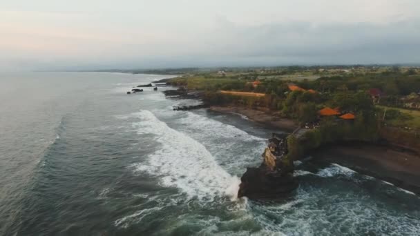 Endonezya 'daki Tanah Lot Bali adasındaki Hindu tapınağı.. — Stok video