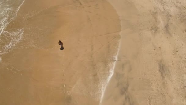 Flicka som går på stranden. Bali, Indonesien. — Stockvideo