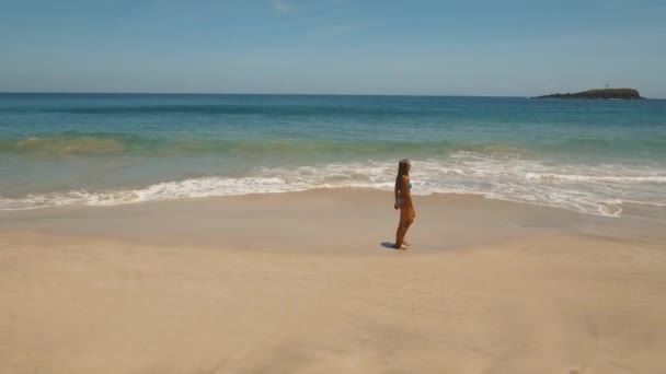 Dívka kráčí po pláži. Bali, Indonésie. — Stock video