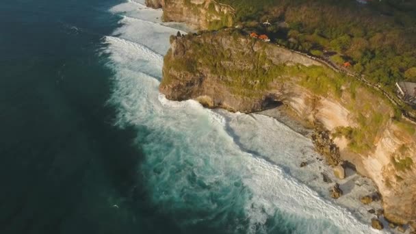 Felsige Küste auf der Insel Bali. Luftaufnahme. — Stockvideo