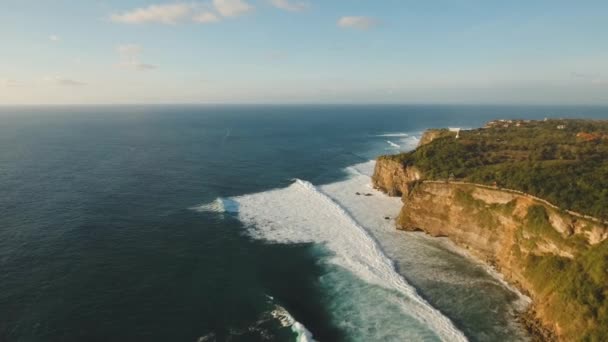 Costa rocosa en la isla de Bali. Vista aérea. — Vídeo de stock