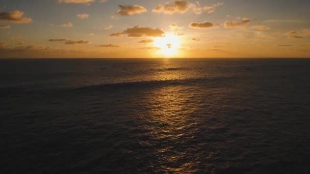 日没時の水面の空の景色。. — ストック動画
