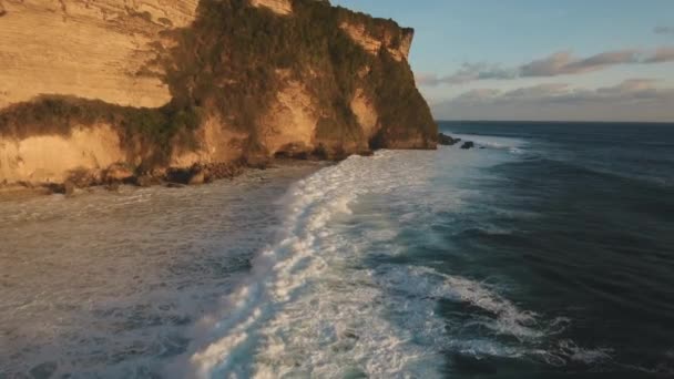 Klippig kustlinje på ön Bali. Flygbild. — Stockvideo