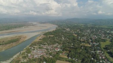 Tropikal peyzaj dağ Vadisi köyleri ve tarım arazileri ile.