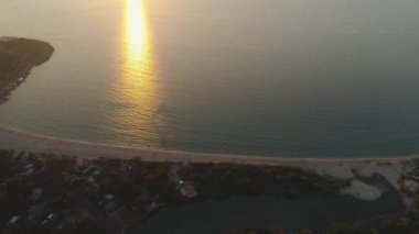 Denizin üzerinde gün batımı.