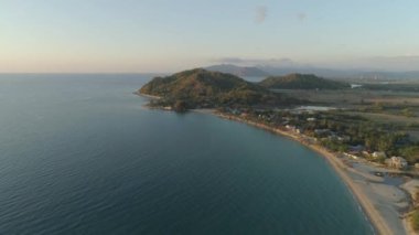 Gün batımında deniz manzarası.
