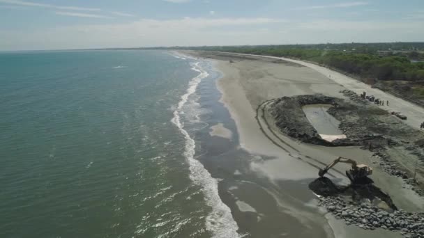 Bau eines Schutzes gegen Wellen am Strand — Stockvideo