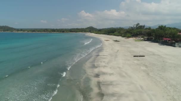 Hermosa playa con arena blanca. — Vídeo de stock