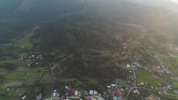 Paisaje tropical valle de montaña con pueblos y tierras de cultivo . — Vídeo de stock