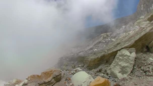 Гірський пейзаж з кратерним озером — стокове відео