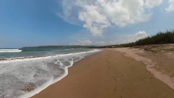 Praia arenosa em um resort tropical — Vídeo de Stock