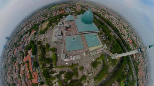 수라바야 인도네시아의 모스크 알 아크바르. VR 360 — 비디오