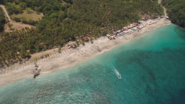 Tropik bir tatil beldesinde kumlu bir sahil