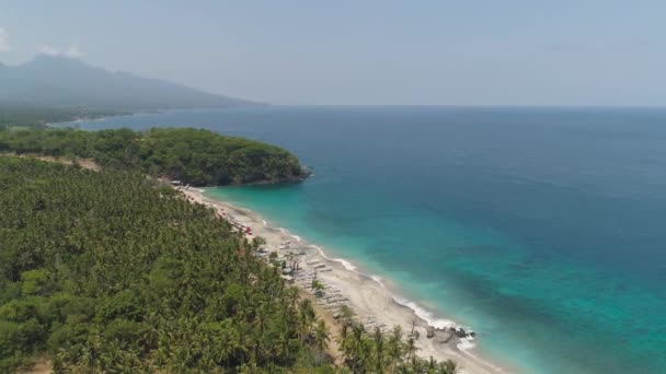 Praia arenosa em um resort tropical — Vídeo de Stock