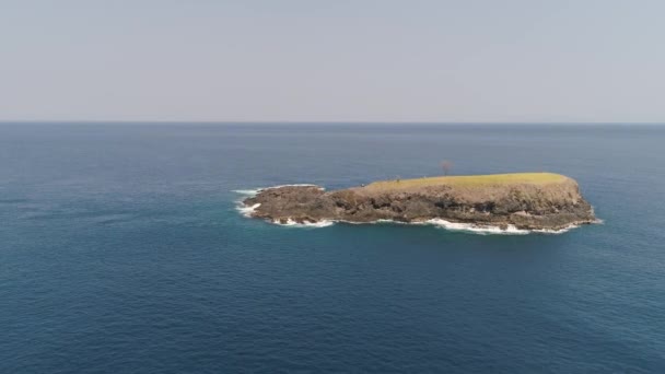 바다에 떠 있는 바위 섬. — 비디오