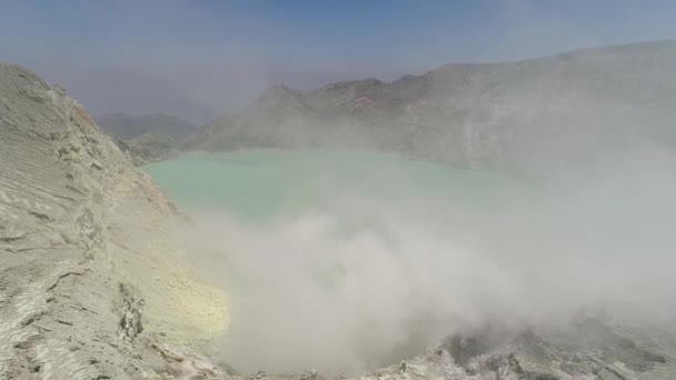 Paisaje de montaña con lago cráter — Vídeo de stock