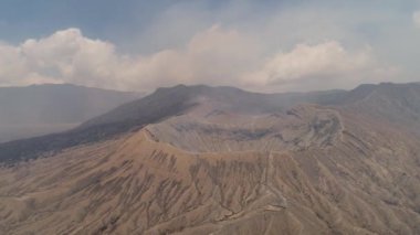 Aktif bir yanardağı olan dağ manzarası