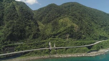 Denizin kenarında viyadük otoyolda. Filipinler, Luzon