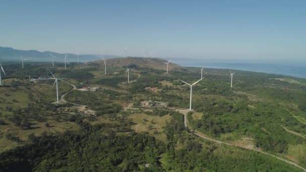 Solar Farm med väderkvarnar. Filippinerna, Luzon — Stockvideo