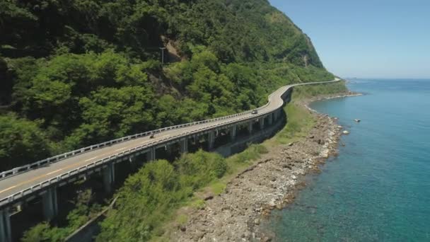 Motorvägen på viadukten vid havet. Filippinerna, Luzon — Stockvideo