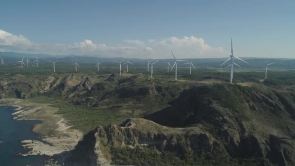 Solar Farm s větrnými mlýny. Filipíny, Luzon — Stock video