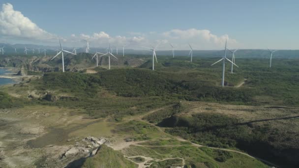 Fazenda Solar com Moinhos de Vento. Filipinas, Luzon — Vídeo de Stock