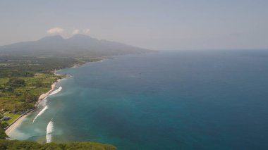 Tropik bir tatil beldesinde kumlu bir sahil