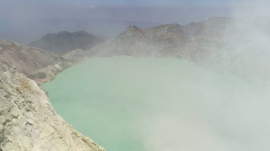 Krater gölü olan dağ manzarası