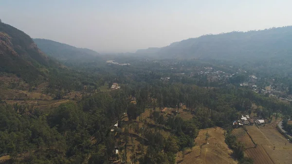 Montaña paisaje tierras de cultivo y pueblo — Foto de Stock