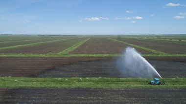 Tarım arazisindeki sulama sistemi.