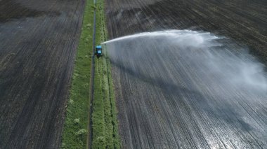 Tarım arazisindeki sulama sistemi.