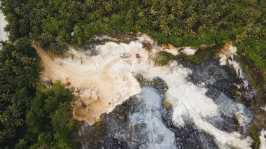 Ekskavatör ocağında kamyon yükler. Filipinler, Siargao.