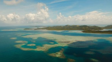 Havadan görünümü tropikal lagün, deniz, plaj. Tropik ada. Siargao, Türkiye.