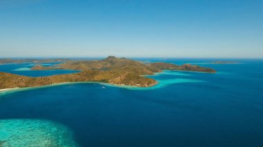 Havadan görünümü tropikal lagün, deniz, plaj. Tropik ada. Coron Palawan, Filipinler.