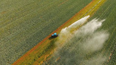 Tarım arazisindeki sulama sistemi.