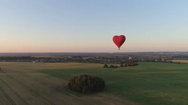 Hőlégballon alakú szív az égen — Stock Fotó