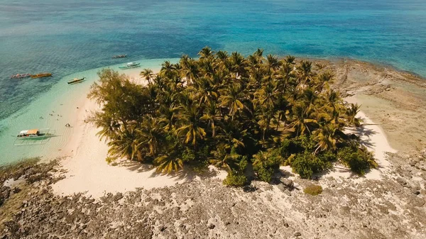 Vista aérea hermosa playa en la isla tropical. Isla de Guyam, Filipinas, Siargao . — Foto de Stock