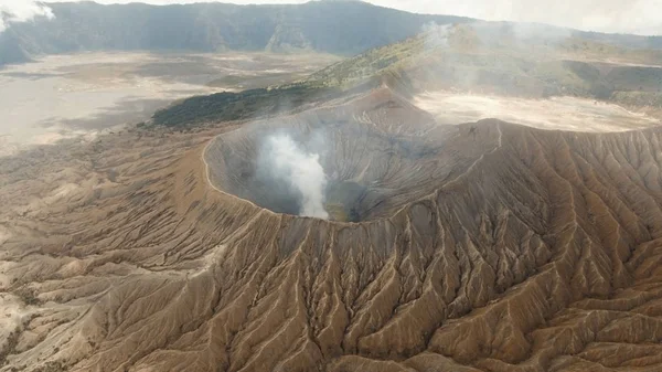 Aktywny wulkan z kraterem. Gunung Bromo, Jawa, Indonezja. — Zdjęcie stockowe