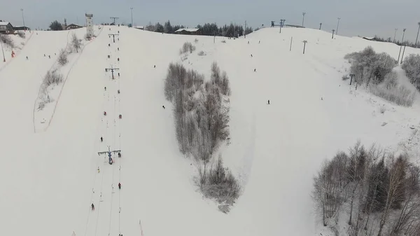Ośrodek narciarski w sezonie zimowym. Widok z lotu ptaka. — Zdjęcie stockowe