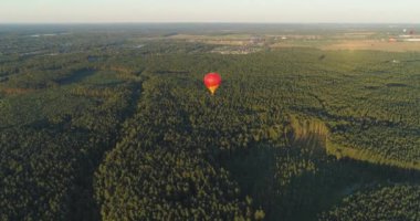Sıcak hava balonları gökyüzünde