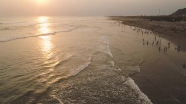 Okyanus kıyısındaki kumlu sahil Yogyakarta