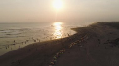 Okyanus kıyısındaki kumlu sahil Yogyakarta