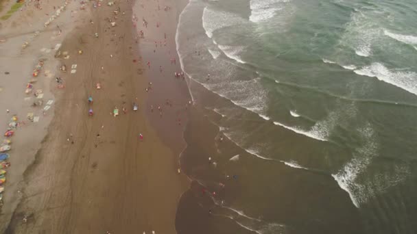 Okyanus kıyısındaki kumlu sahil Yogyakarta — Stok video