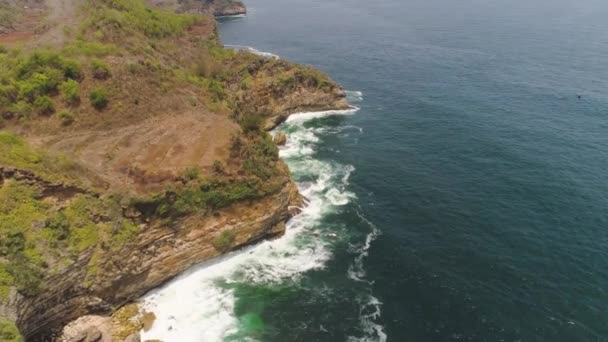 Costa rocosa con olas oceánicas — Vídeos de Stock